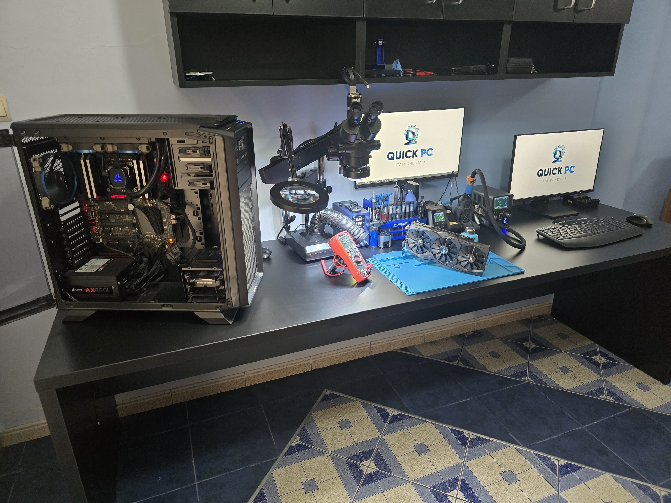 Atelier Quick-PC Focșani - microscop trinocular și placă video ASUS ROG pe masa de lucru cu stație de lipit