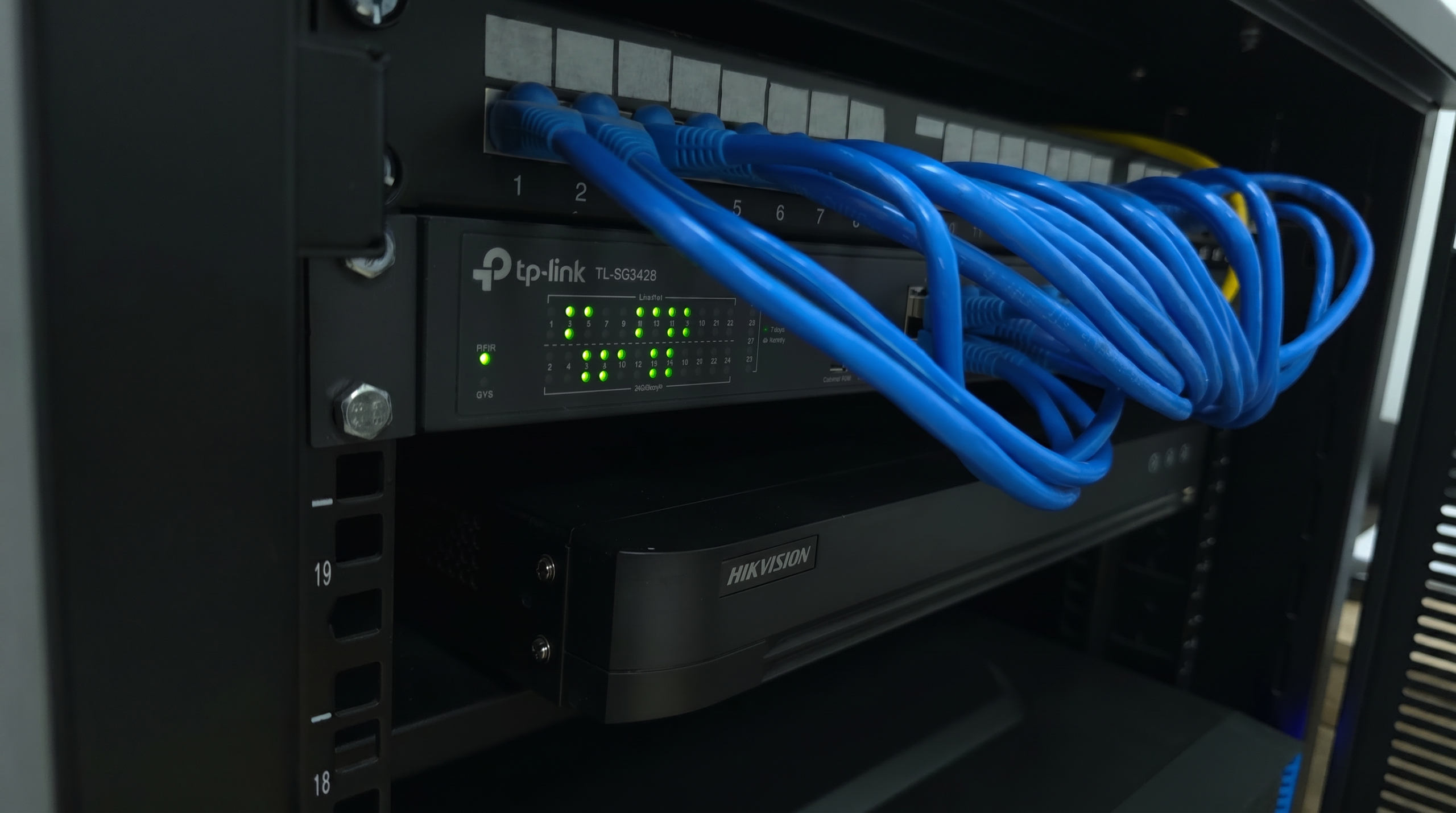 Rack de rețea cu switch TP-Link gestionat și DVR Hikvision instalat pentru o firmă din Focșani